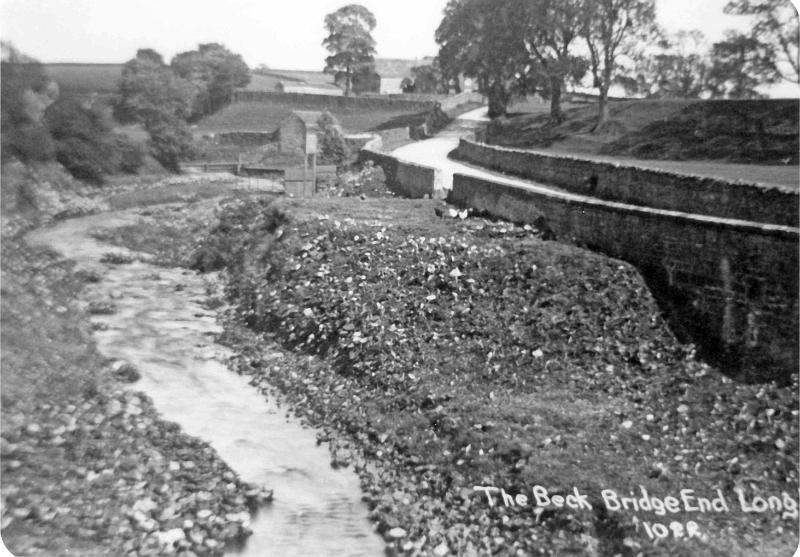 Mill Bridge.jpg - Mill Bridge ( Bridge End ?) around 1900. With Barton House Farm on Hellifield Road.